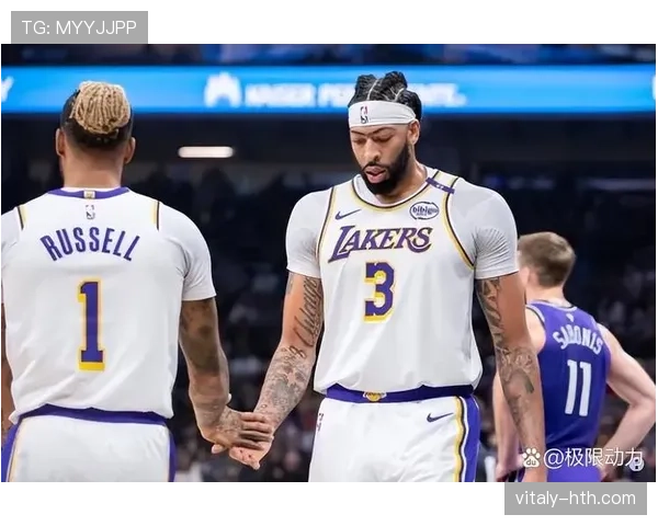 戴维斯展现卓越进攻创造力，关键时刻助力球队突破困境